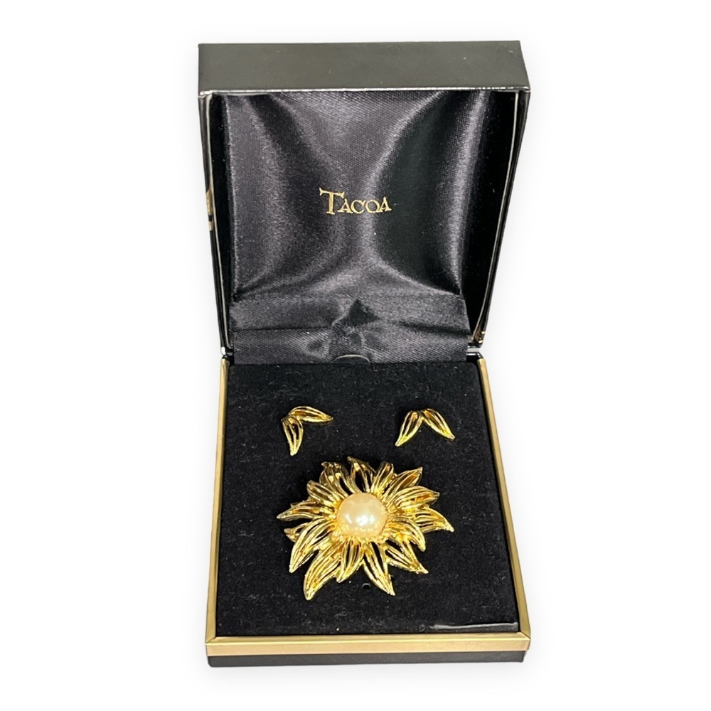 Beautiful Vintage Gold Tone Tacoa Flower Brooch and Pierced Earring Set In Box‎